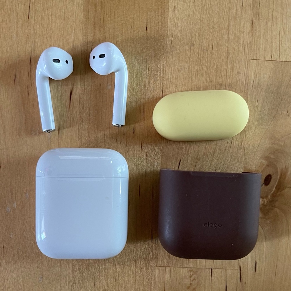Apple AirPods Gen 1 with case
